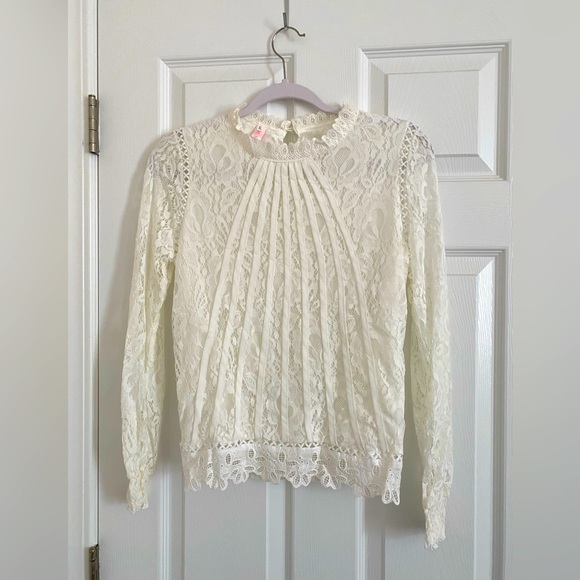 Tops - Women’s white lace blouse US size 4